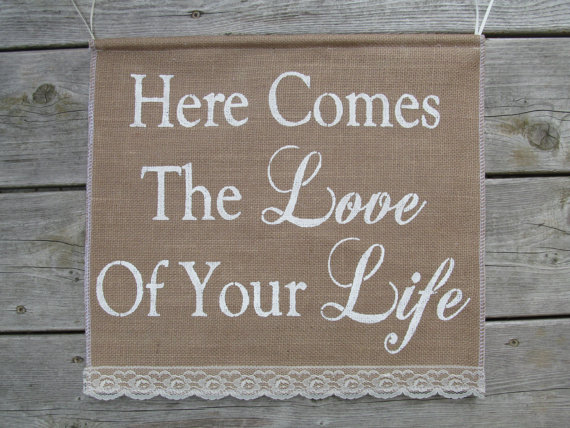 زفاف - Here Coms The Love Of Your Life - Ring Bearer Sign - Here Comes The Bride Sign - Rustic Wedding Burlap Sign