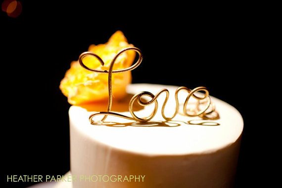Hochzeit - Love Cake Topper, Wedding Cake Topper, Gold LOVE Cake Topper for Wedding, Anniversary or Engagement Party, Cake Topper, Love, Wedding Cake
