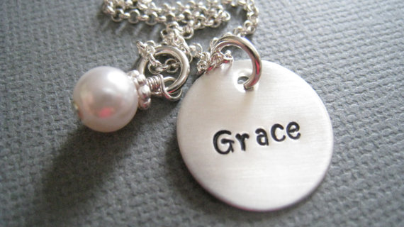 زفاف - Custom Hand Stamped Necklace - Personalized Sterling Silver Mommy Jewelry - Name & Pearl