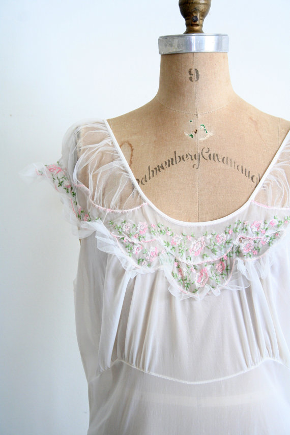 زفاف - vintage 40s lingerie - dressing gown / Forty Winks - pink roses / netted tulle - bridal nightgown
