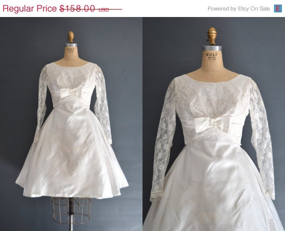 Hochzeit - SALE - 20% OFF 60s short wedding dress / 1960s dress / Rosie