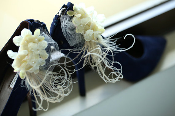 زفاف - Ivory Wedding Shoe Clips. Off White / Light Lime Green Hydrangeas. Elegant Bridesmaid Bride, More lavender pink, Pearl Feather Tulle Couture