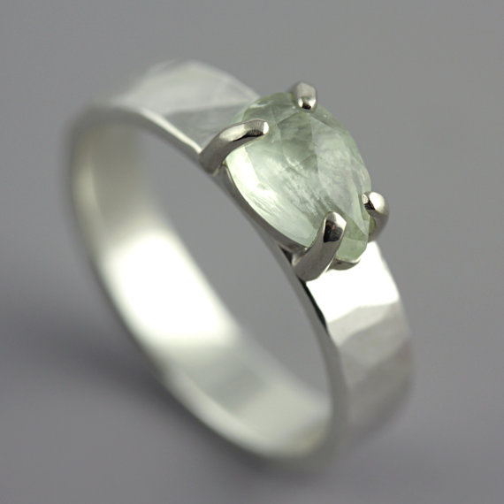 زفاف - Hammered White Gold Ring with Prehnite - Green Stone Ring - Pear Shaped Stone - Faceted Stone - Alternative Engagement Ring - Made to Order