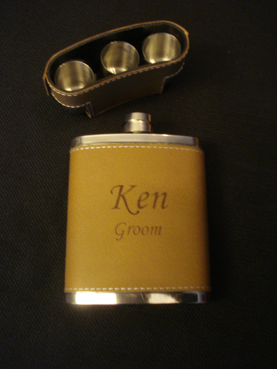 زفاف - 4 Personalized Leather Wrapped Travel Flask Sets with 3 Shot Glasses -  Great gift for Groomsmen