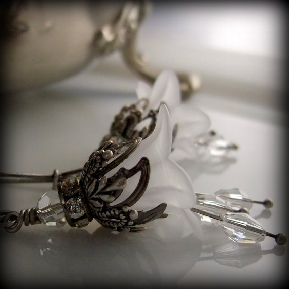 زفاف - White Flower Earrings, Bridal Jewelry, Vintage Style, Victorian Style, Silver Crystal