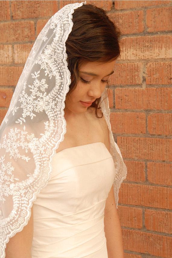 Свадьба - Lace Mantilla Wedding Veil -Spanish Style Veil - Romantic Veil - Madrid