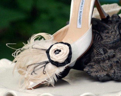Hochzeit - Wedding Big Day Shoe Clips Champagne Ivory Beige & Black Feathers. Bride Bridal Bridesmaid, Edgy Spring Fashion Shoe Clip, Statement Boudoir