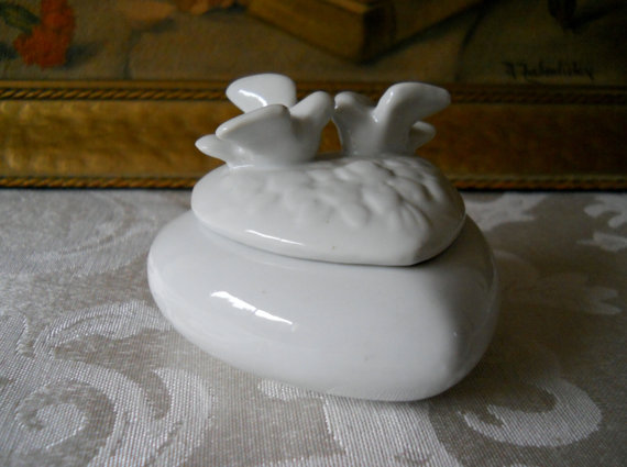 Hochzeit - Vintage White Heart Shaped Porcelain Love Birds Wedding Ring Bearer Box