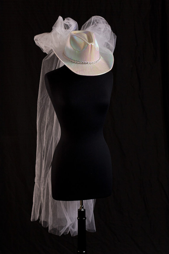 Hochzeit - SALE - Cowboy Hat Wedding Veil, Western Wedding Veil, Bachelorette Party Veil, Bridal Shower Veil, Rehearsal Dinner Veil