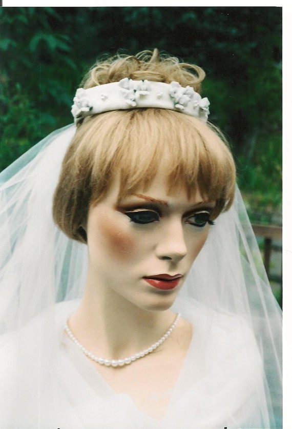 Mariage - Bridal veil with raw silk bun ring tiara and cream porcelain roses wedding veil diamond white 30"
