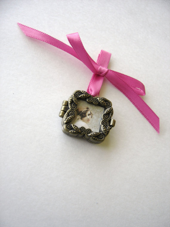 زفاف - Bouquet Charm, Wedding Keepsake, Bridal Accesory, Photo Frame Locket, Bouquet Locket Charm, Bronze Locket
