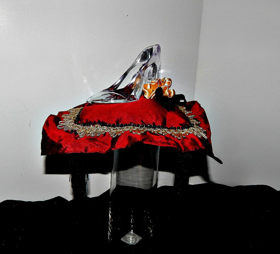 Mariage - Ring Bearers Disney Cinderella  glass slipper ,with red pillow. decoration  centerpiece  birthday, wedding,  centerpiece baby shower
