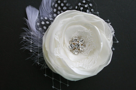 Mariage - Ivory Bridal Hair Flower, Wedding Hair Accessory, Rustic Vintage Bridal Feather Fascinator, Ivory, Lace, Feathers, Veil, Rhinestones, 3 inch