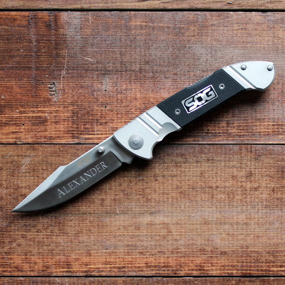 Mariage - Groomsmen Gift: SOG Fielder Assisted - Personalized Groomsmen Gifts, Pocket Knife, Best Man, Dad, Father's Day, Birthday