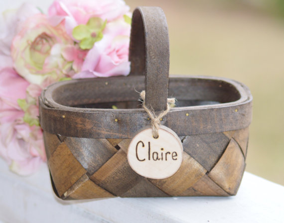 Mariage - personalized flower girl basket, woodland wedding basket, country wedding flower girl, wood slab ceremony decor