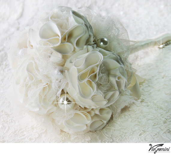 Mariage - Bridal Bouquet, IVORY Pearl Wedding Bridal Bouquet  Fabric Flowers, Wedding Bouquet, Bridal accessories