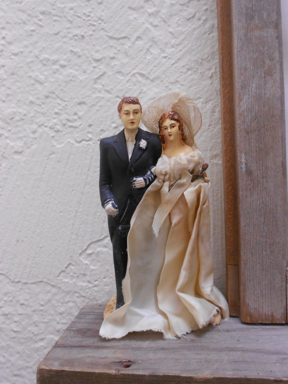زفاف - Victorian Wedding Cake Topper 1800s Elegant Bride & Groom Beautiful Chalkware/ Bisque Antique Elegance