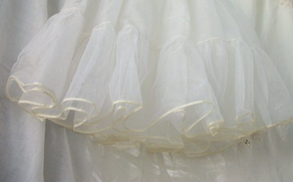 Mariage - FUN Tulle ~ slip ~ plenty of Poof ~ White tones ~ Wedding / Party Wear ~ Size Small/Medium