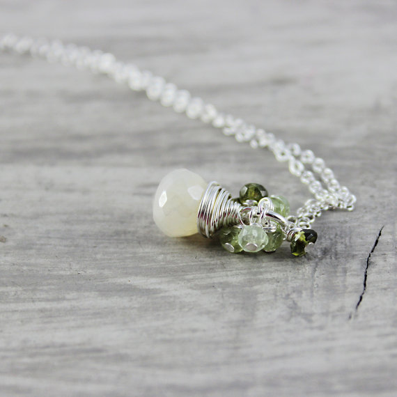 زفاف - Pearl and Green Necklace, Ivory Gemstone Necklace, Light Green Tourmaline Necklace, Wire Wrap Necklace, Bridal Jewelry, Delicate Necklace