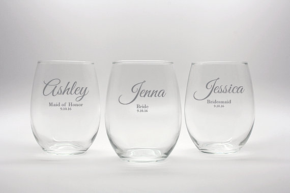 Свадьба - Engraved Personalized Stemless Wine Glass - Bridal Party Bride, Bridesmaid, Maid of Honor - 15oz - Etched Glass Wedding Gift