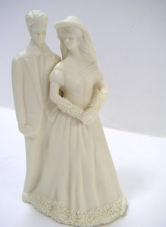 Свадьба - Vintage Wedding Cake Topper. Porcelain,Wedding Day,Romance,Bride,Groom,Wedding Couple,Honeymoon
