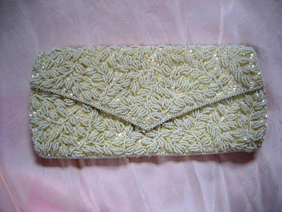 Свадьба - Vintage beaded silk clutch bag. 1950s - 60s La Regale Ltd Hong Kong. Wedding. Formal. Prom. Evening bag. White. Envelope style. Hand made.