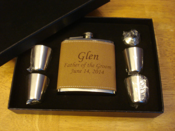 Mariage - 6 Personalized Leather-Wrapped Flask Gift Sets  -  Great gifts for Best Man, Groomsmen, Father of the Groom, Father of the Bride