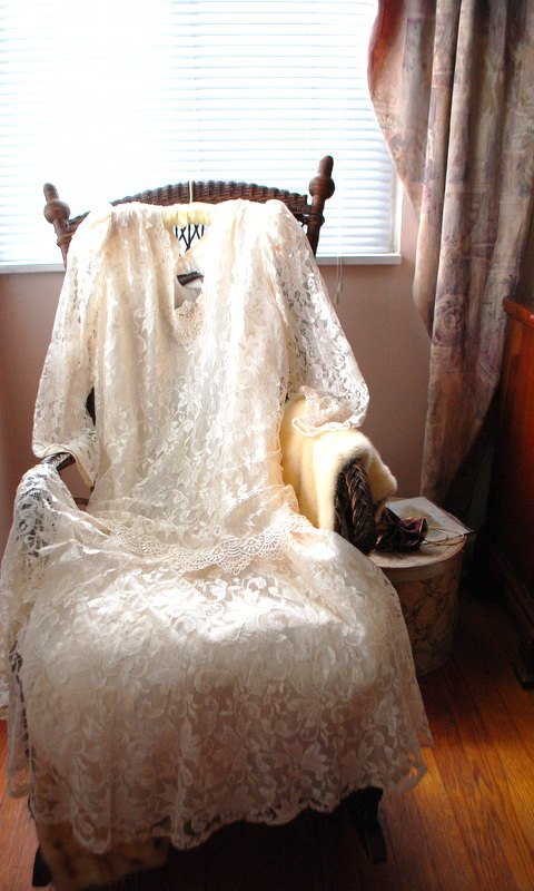 زفاف - Wedding  vintage 80s off white frilly lace flapper style dress .Made by Simon Sez. Size 16.