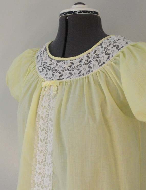 Свадьба - Sunny Yellow Vintage Nightie with Puffy Sleeves and White Lace Nightgown Lingerie