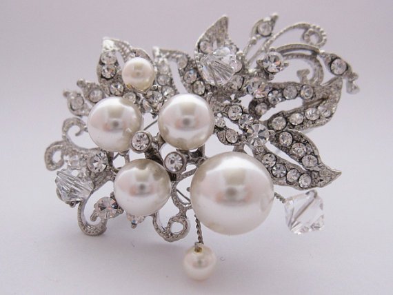 Mariage - Crystal wedding brooch,pearl bridal brooch,bridal sash brooch,wedding dress brooch,wedding hair comb,bridal comb,wedding bouquet brooch