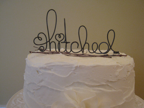 زفاف - SALE - Hitched Wedding Cake Topper, Country Chic, Rustic Themed Cake Topper, Barn Wedding, Table Decor