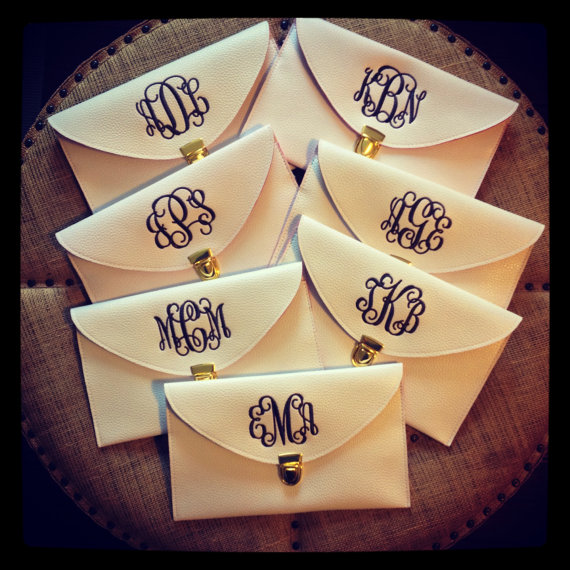 Mariage - Set of SEVEN (7) Monogrammed Bridesmaid Clutches