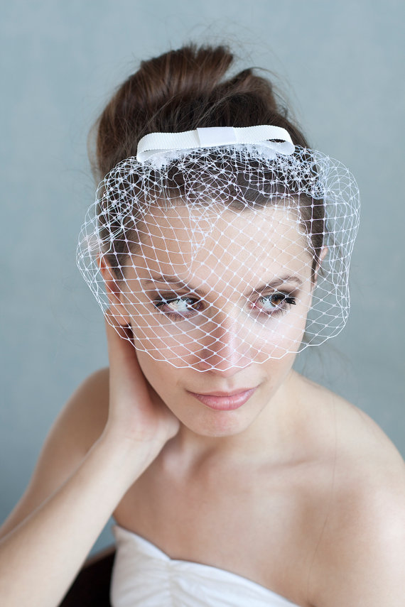Hochzeit - Birdcage veil with bow, bridesmaid birdcage, wedding birdcage veil Audrey Hepburn
