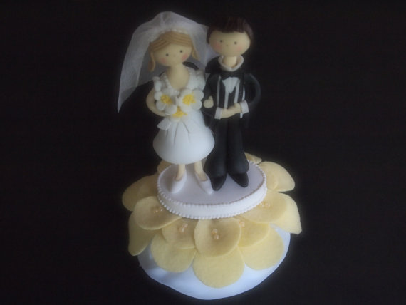 Свадьба - Wedding Cake Topper White Yellow  Bride and Groom