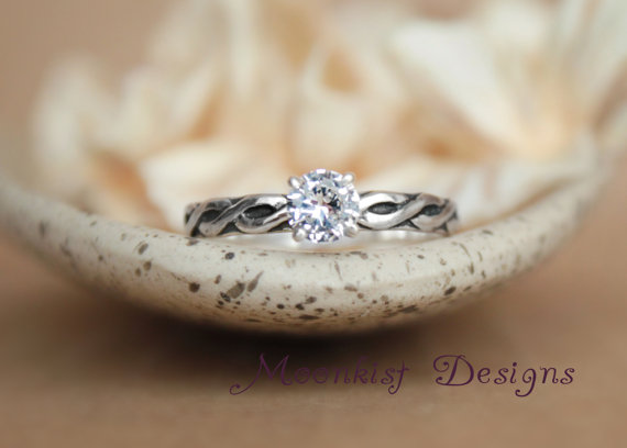 زفاف - Celtic Endless Knot Solitaire Ring - White Sapphire Engagement Ring in Sterling - Celtic Wedding Ring, Commitment Ring, Promise Ring