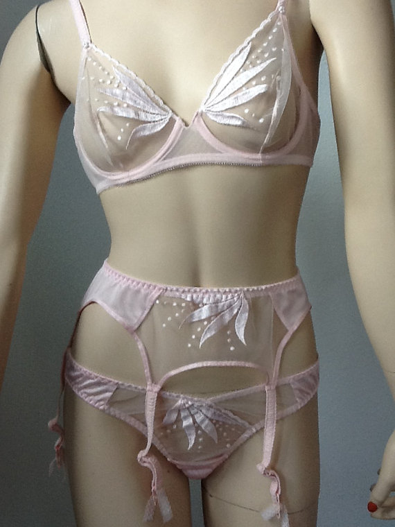 زفاف - Vintage 70's Sexy Sheer Bra Panty and Garter Set Pastel Pink