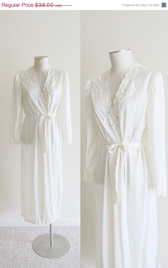 Свадьба - SALE 40% OFF Vintage OLGA Creamy Lingerie Robe / Woman's Ivory Full Length Nightgown Robe / Avant Garde One Size Fits All