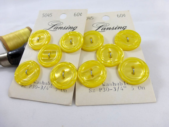 زفاف - Sunshine Yellow Button, Pearlescent Buttons, Lansing 3/4 inch Buttons on Original Card, Bright Yellow Buttons