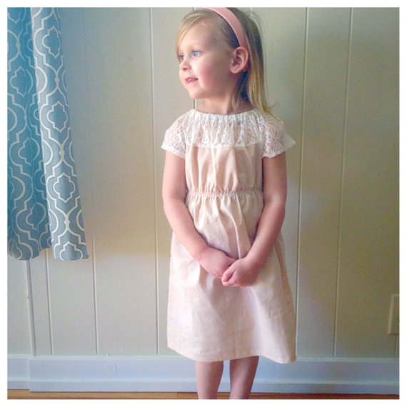 Mariage - Girls dress, lace, birthday gifts, photo outfits, flower girl dress, spring dress, baby girl dress