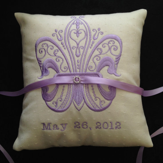 Свадьба - Fleur De Lis Embroidered Ring Bearer Pillow (RB103)