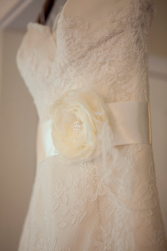 زفاف - Bridal belt, Ivory flower bridal  belt sash, Ivory bridal sash, Flower sash, Wedding dress sash with feathers