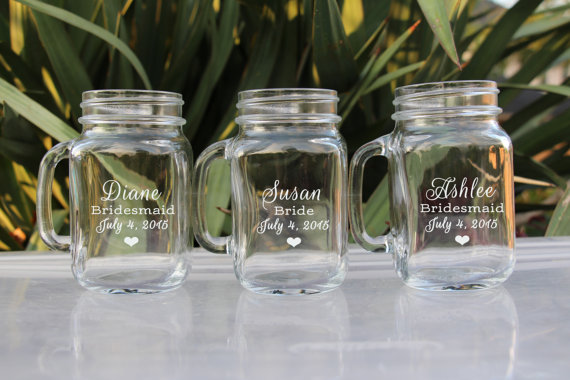 Свадьба - 2 Mason Jar Wedding Glasses - Wedding Party Personalized Mugs with Handle - Groomsmen Favor, Bridesmaid Gift - Custom Name & Date