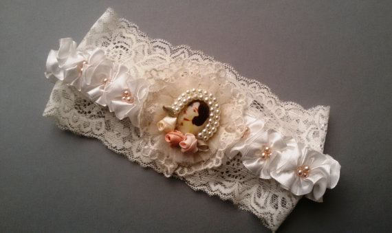 زفاف - bridal garter , rustic garter, rustic wedding garter, ivory lace garter, wedding leg garter, pearl and lace , ribbon rose garter,
