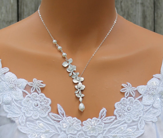 Hochzeit - Silver Orchid Necklace - Pearl Necklace . Wedding Jewelry . Bridal Necklace . Orchid Flower . Bridesmaid Gifts . Bridesmaid Necklace