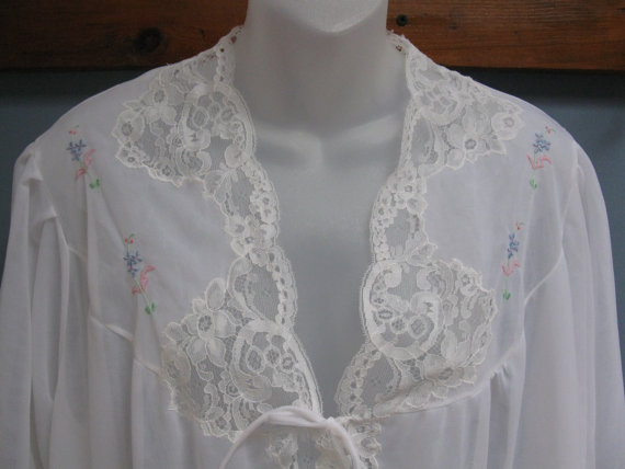 زفاف - Vintage 1960's White Lace Peignoir Chiffon Housecoat Bridal Trousseau Lingerie