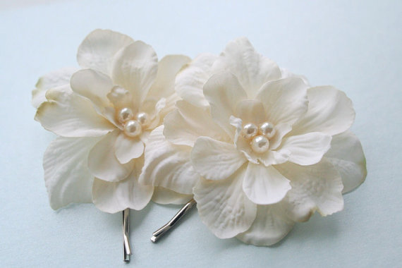 Свадьба - Ivory Flower Hair Pins, Rustic Bridal Hairpiece, Bridal Hair Clips, Garden Wedding Bridal Accessories, Bridesmaids, Pearls