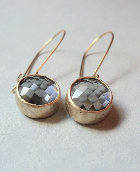 زفاف - Gray grey GLASS and gold dangle earrings.  Bridal earrings.  Bridesmaids earrings.  Wedding earrings.