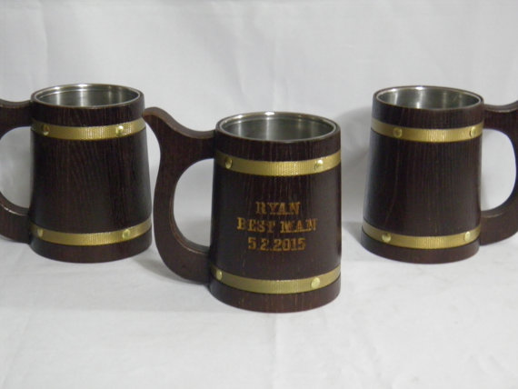 Свадьба - 7 personalized wooden beer mugs , 0,65 liter (22 oz) , natural wood, stainless steel inside,groomsmen gift