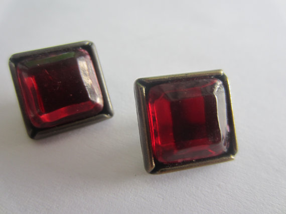 زفاف - Vintage button- Beautiful, 2 matching small ruby red Cabochon Glass Rhinestone centers, square antique silver metal setting (apr 87)