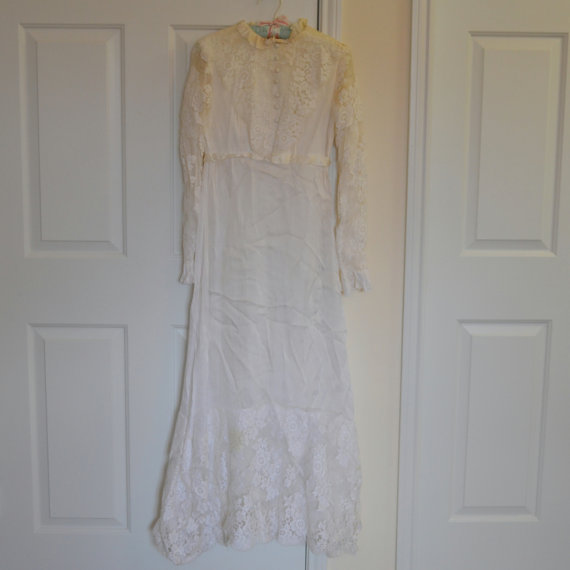 Wedding - Vintage off white lace Exquisite bridal wedding gown/dress, size 8, style 8177 lot 28
